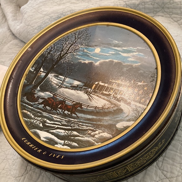 Vintage large currier and Ives art fruitcake tin. - Picture 2 of 8